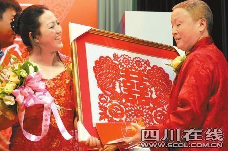 震區重組家庭集體婚禮 活出來不容易好好活著