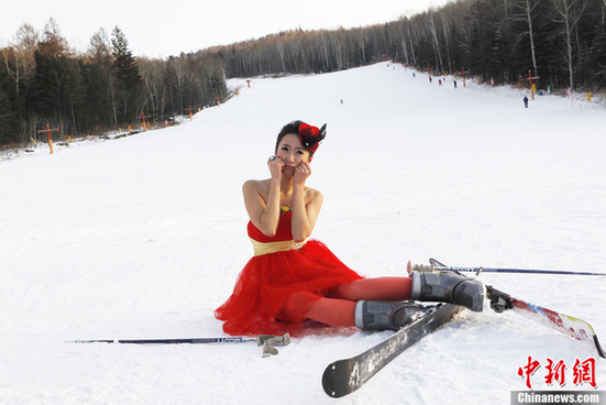 黑龍江滑雪場現風雪紅裙