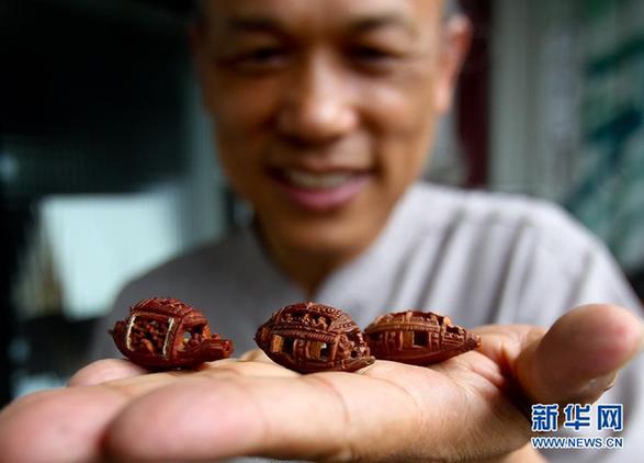 在大米粒上創(chuàng)作 微縮藝術沒有最小只有更小