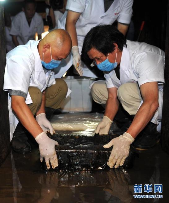 定陶漢墓驚現神秘“包裹”　內有玉璧和絲質長袍
