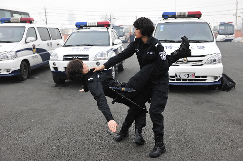 颯爽英姿女特警 鏗鏘玫瑰展風采(圖)