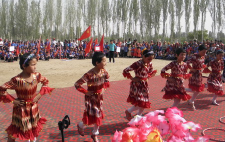 塔瓦庫勒鄉(xiāng)小學唱響團結頌