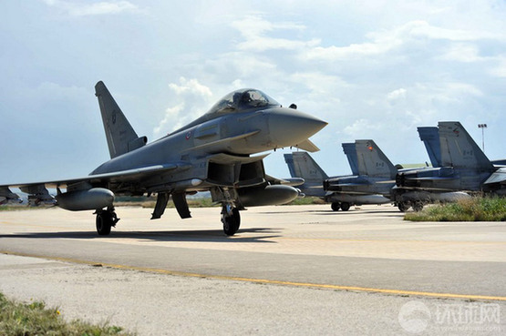 誰“擊落”了機皇F-22 五代機被打得滿地找牙