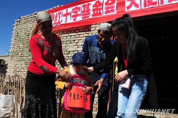 維族女孩阿依努爾·伊力迎來先心病術(shù)后檢查團(tuán)隊