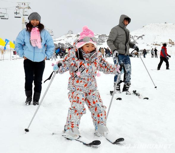 新疆天山天池冰雪風情節開幕首日 超5000人免費滑雪