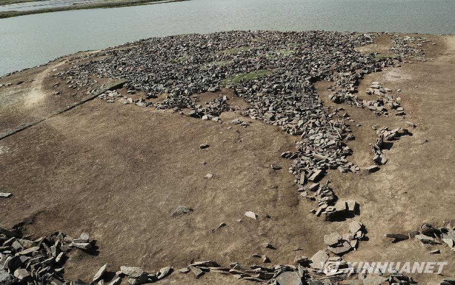 新疆出土大約2700年前古代游牧人群祭祀所用的盾形石板