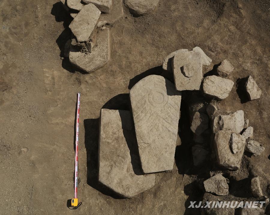 新疆出土大約2700年前古代游牧人群祭祀所用的盾形石板