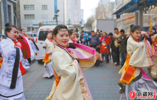 烏魯木齊街頭現(xiàn)“漢朝人”穿越玩快閃(圖)