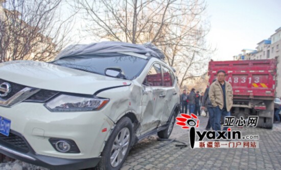 烏魯木齊小區(qū)內(nèi)翻斗車(chē)從斜坡上滑下連撞七車(chē)（圖）