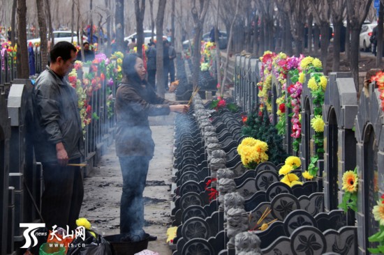 烏魯木齊:清明祭祀 你與文明還差幾步