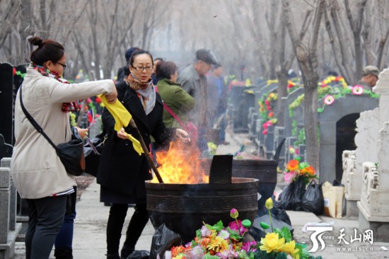 烏魯木齊:清明祭祀 你與文明還差幾步