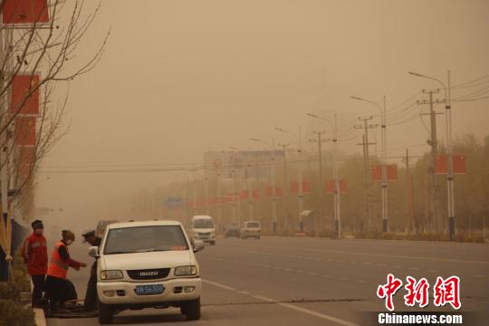 新疆南部沙塵持續數天 溫度持續走低