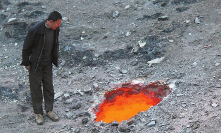 烏魯木齊小區建筑工地旁驚現“火山口”？