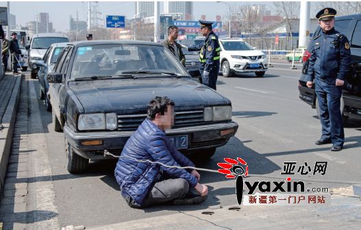 烏魯木齊一輛“黑車”被查司機(jī)上演“三絕招”