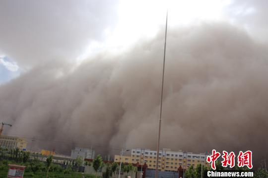 新疆烏魯木齊暴雨伴有雷暴 南疆出現特強沙塵暴