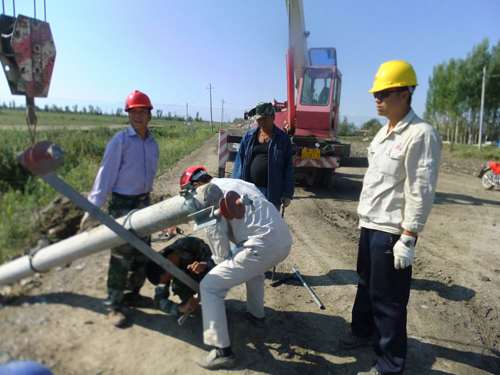 兵團農七師一二五團供電所第一時間搶修大風冰雹毀損高壓線路