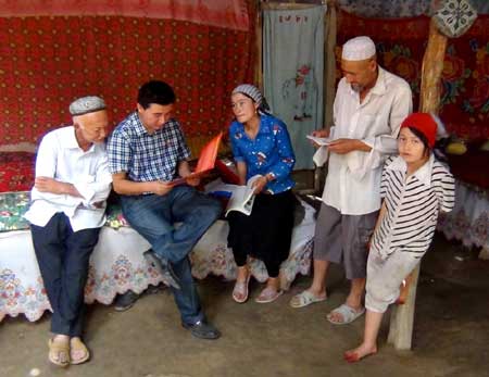 和田縣舉辦“黨團(tuán)干部同給力，創(chuàng)先爭(zhēng)優(yōu)促和諧”主題惠民活動(dòng)