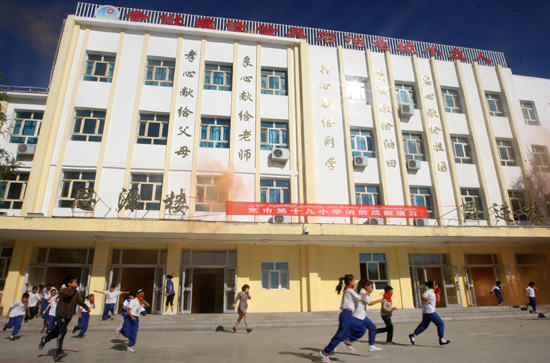 新疆克拉瑪依：小學(xué)生校園練“逃生”