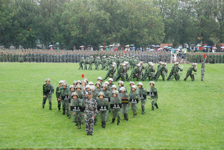 石大6500余名新生冒雨參加軍訓匯報表演