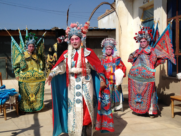 小營盤鎮(zhèn)農(nóng)民秦劇團活躍在博樂市城鄉(xiāng)義務(wù)演出