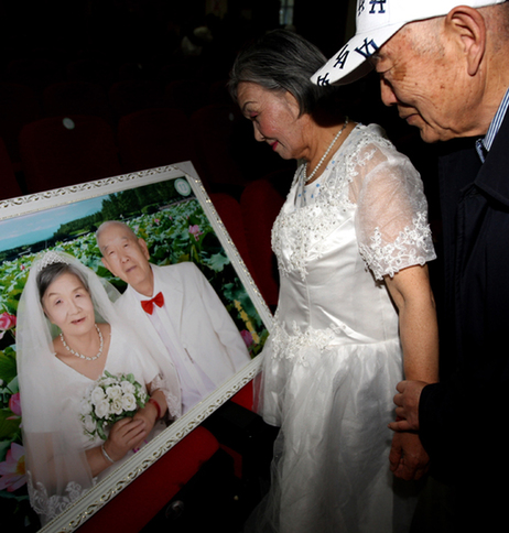 “油城”克拉瑪依：50對老人集體慶金婚