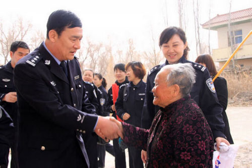 奉獻愛心、服務社會、二師公安巾幗志愿者在行動