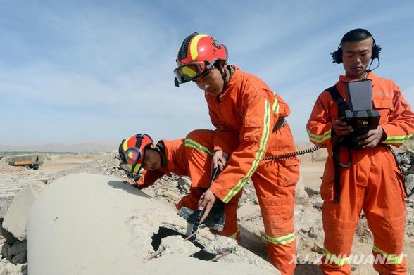 蘭州軍區(qū)某工兵團(tuán)開(kāi)展應(yīng)急救援訓(xùn)練