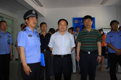 奎屯市委書記趙永龍一行檢查指導社區警務工作