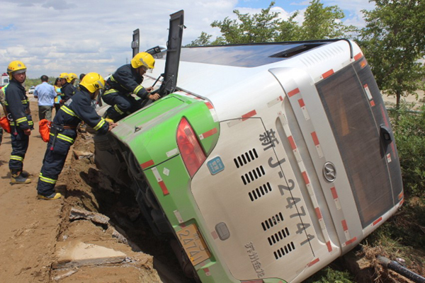 克拉瑪依公交車側翻34人被困 油城消防鐵軍火速救援