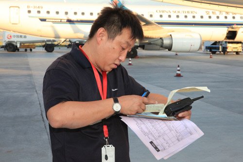 日裝行李近萬(wàn)件 機(jī)型特點(diǎn)“門(mén)兒清”：探訪(fǎng)航空貨運(yùn)監(jiān)裝員