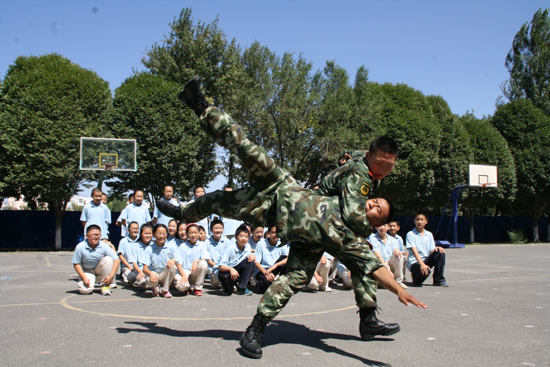 新疆公安邊防總隊后勤基地為駐地學(xué)校開展軍訓(xùn)