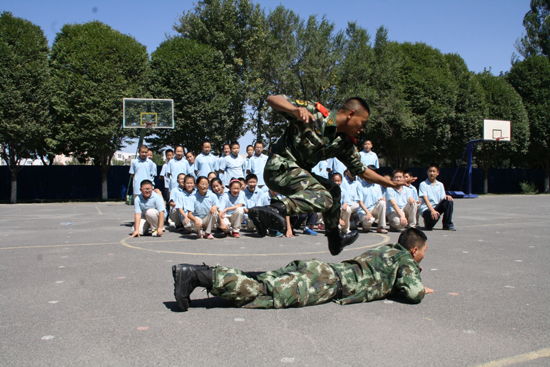 新疆公安邊防總隊后勤基地為駐地學(xué)校開展軍訓(xùn)
