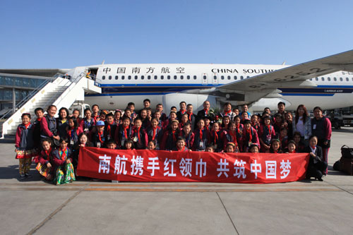 赴湘吐魯番“紅領巾”乘南航“夢幻航班”返疆