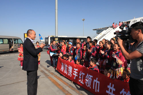赴湘吐魯番“紅領巾”乘南航“夢幻航班”返疆