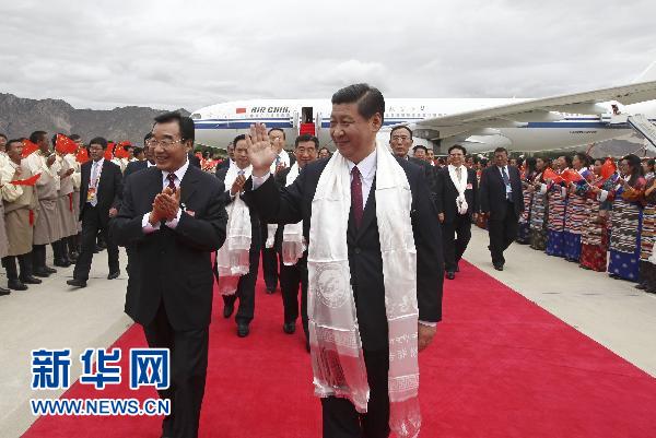 習近平率中央代表團飛抵拉薩 出席西藏和平解放60周年慶?;顒?/></p>
<p>7月17日,以中共中央政治局常委、國家副主席、中央軍委副主席習近平為團長的中央代表團飛抵拉薩,出席西藏和平解放60周年慶祝活動。中央代表團在機場受到西藏各族群眾的熱烈歡迎。新華社記者蘭紅光攝</p>
<p align=
