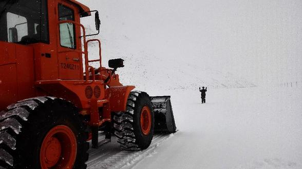 因暴雪斷通的新藏公路恢復暢通