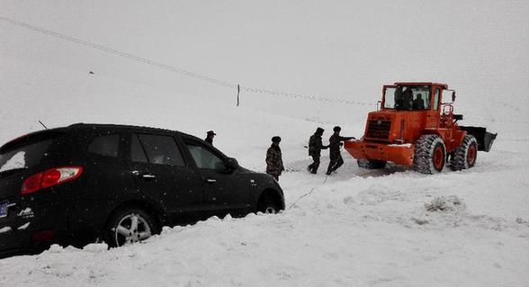 因暴雪斷通的新藏公路恢復暢通