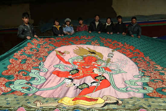 穿針引線，縫制信仰，為世界的安寧祈禱(圖)