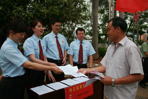 紅河中院黨員法官走上街頭開展為民法律咨詢服務(wù)