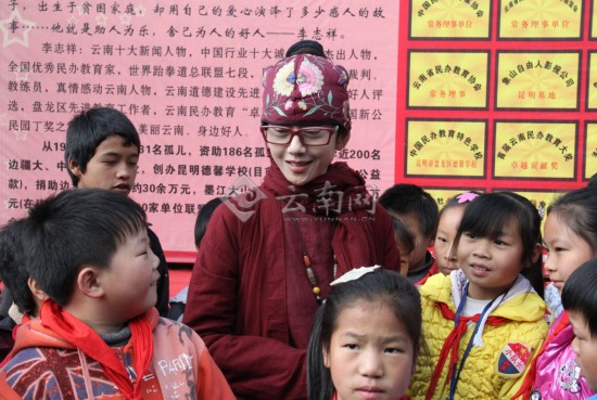 楊麗萍金飛豹邀請德馨學校孩子們看演出（組圖）