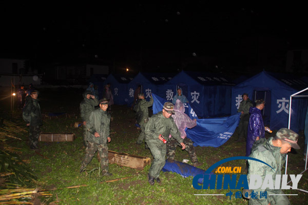 迪慶：武警云南總隊百余名官兵冒雨晝夜奮戰災區搶險救災