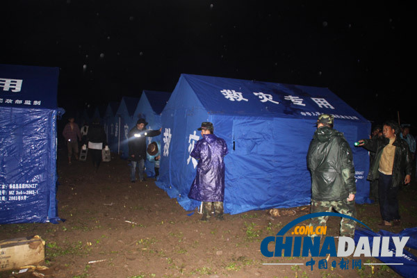 迪慶：武警云南總隊百余名官兵冒雨晝夜奮戰災區搶險救災