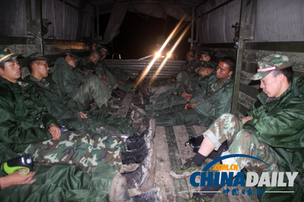 迪慶：武警云南總隊(duì)百余名官兵冒雨晝夜奮戰(zhàn)災(zāi)區(qū)搶險(xiǎn)救災(zāi)