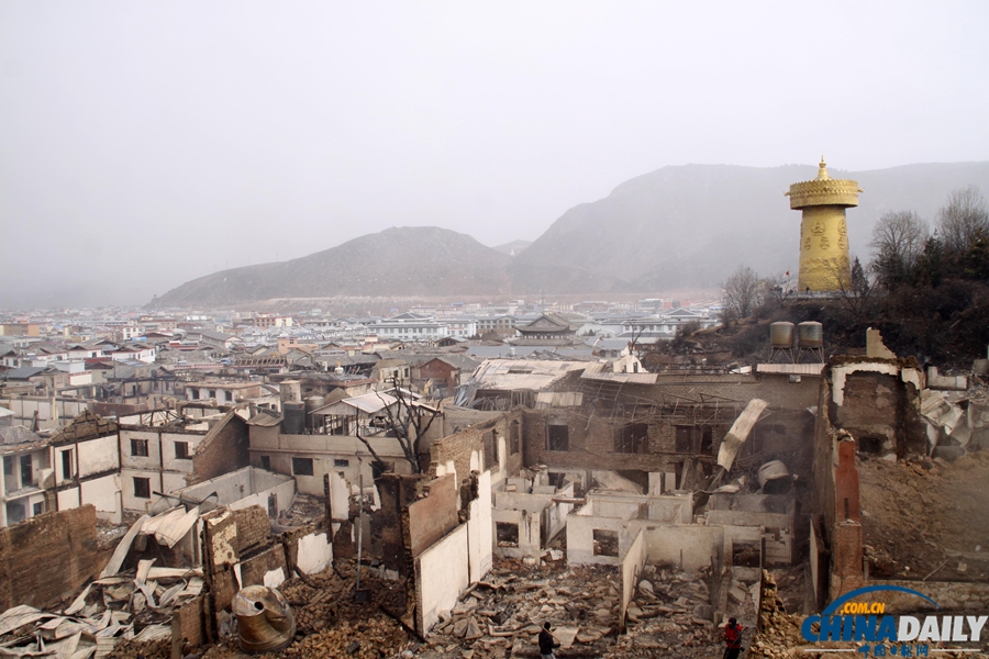 香格里拉獨(dú)克宗古城災(zāi)后一片廢墟 駐地警民緊張投入災(zāi)后清理工作