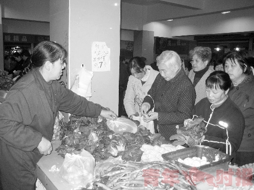 平價菜惹人愛：青菜降到7毛/斤 隊伍排到市場外
