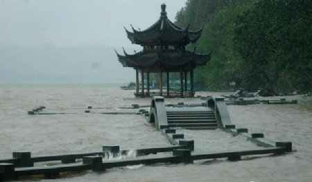 杭州西湖長橋被淹沒 網(wǎng)友戲稱“水漫金山”(圖)