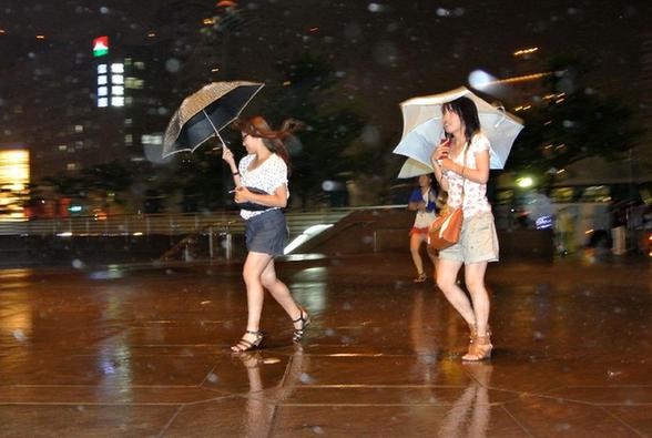 “天秤”逼近 臺灣多地大雨