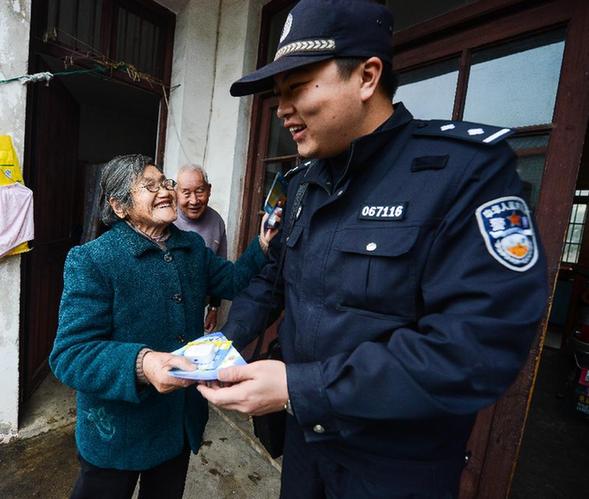 舟山“居安工程”社區民警免費派送報警器