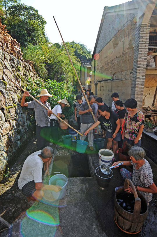 浙江新昌遭遇空前旱災(zāi) 山民飲水告急展開(kāi)救援