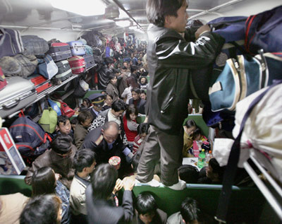 China's passenger flow will hit 2 billion trips during the 2006 Spring Festival holiday starting from the middle of next month, the National Development and Reform Commission predicted.